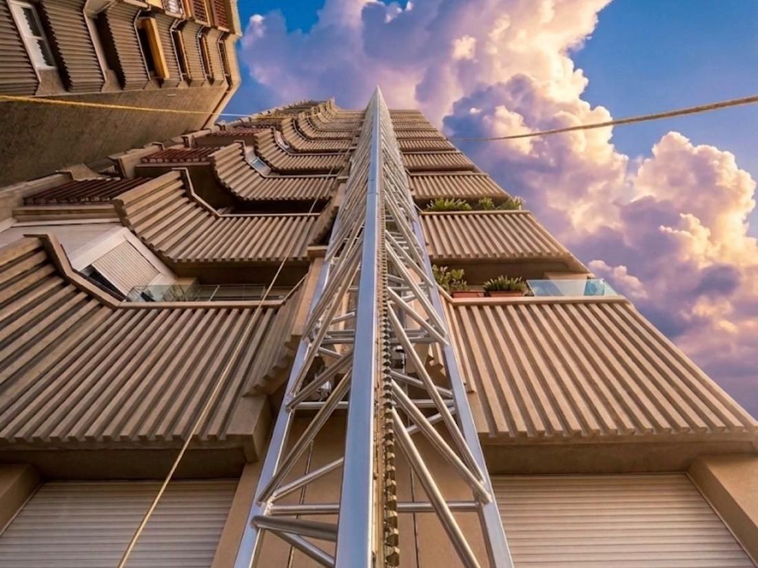 Plataforma de cremallera monomástil en la fachada de un edificio de viviendas