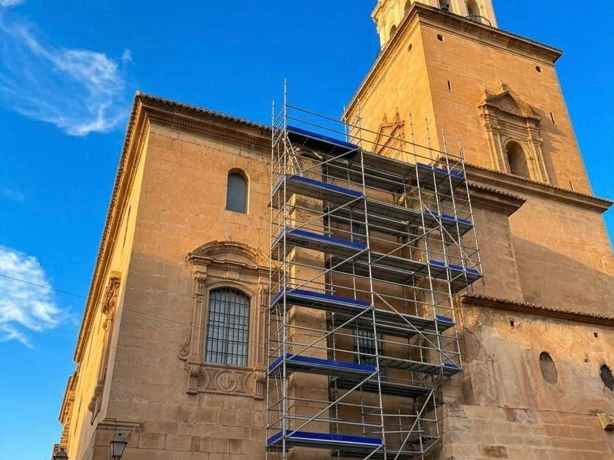 Andamio tubular multidireccional montado en la fachada de un edificio histórico
